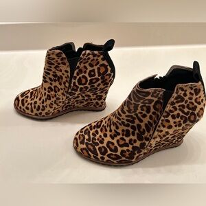 Dolce Vita Sonni Leopard Print Calf Hair Ankle Wedge Bootie Women’s Size 7.5